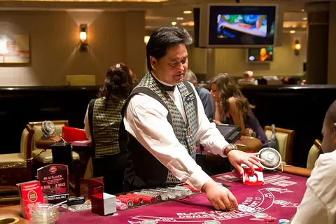 Spieltisch mit Croupier
