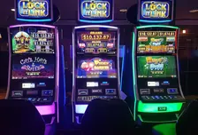 Spielautomaten in einer Halle